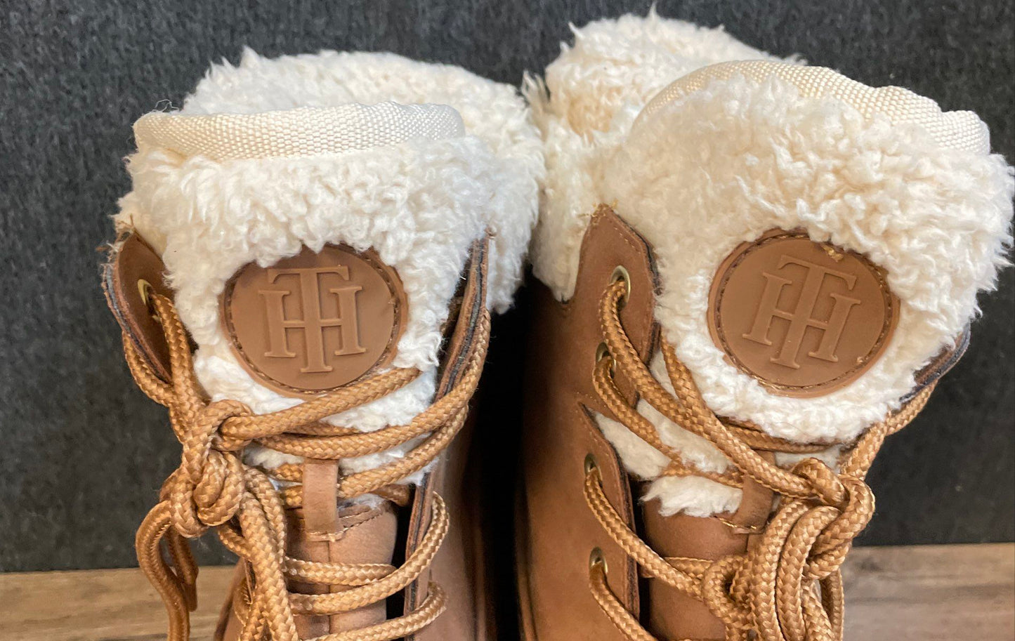 Tommy Hilfiger Tan Brown Faux Shearling Lined Lace Up Duck Boots Size 7