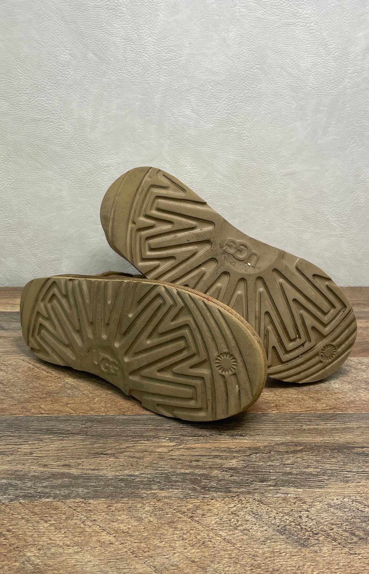 UGG Kids Classic II Short Chestnut Suede Sheepskin Boots Size 4 Big Kid
