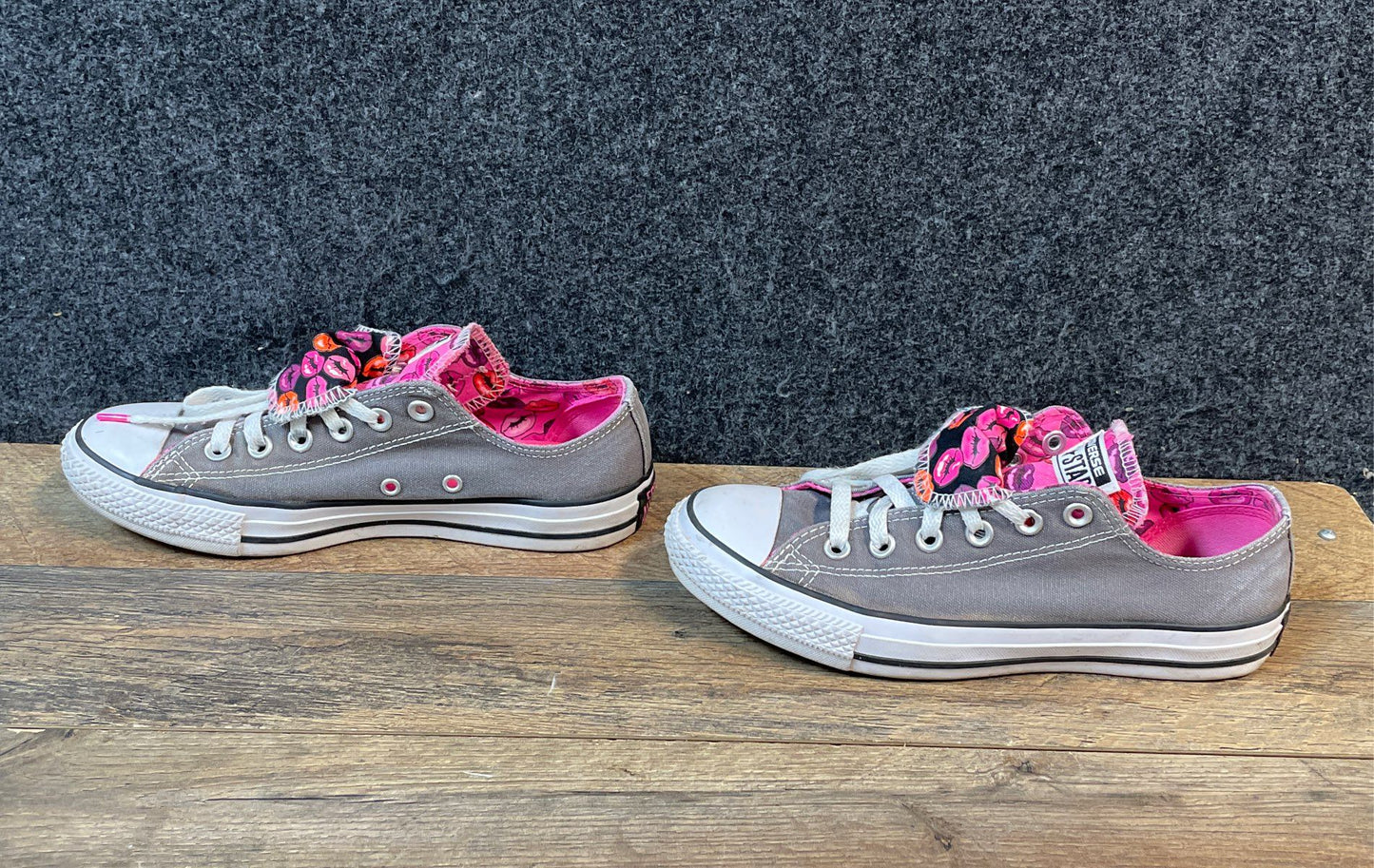 Converse Chuck Taylor All Star Low Top Grey Pink Lips Women's Size 8