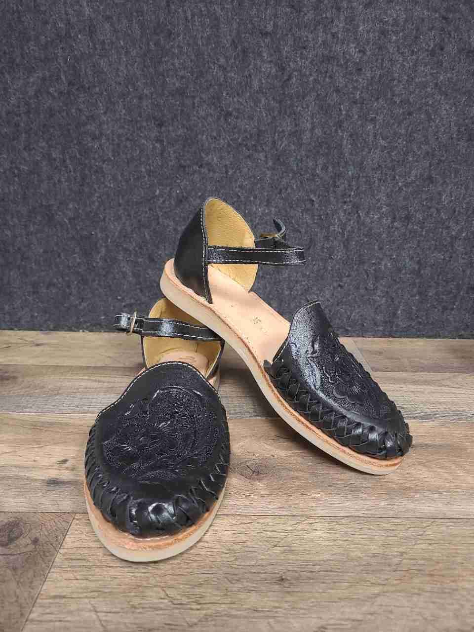 Macarena Collection Black Tooled Leather Floral Huarache Sandals Women's Size 6