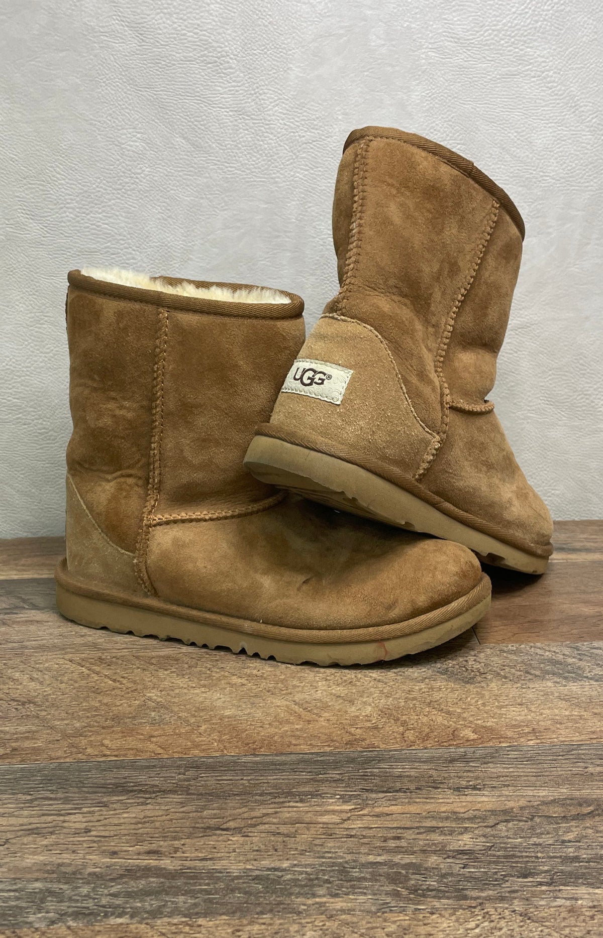 UGG Kids Classic II Short Chestnut Suede Sheepskin Boots Size 4 Big Kid