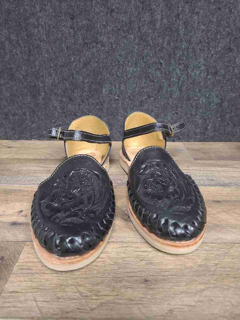 Macarena Collection Black Tooled Leather Floral Huarache Sandals Women's Size 6