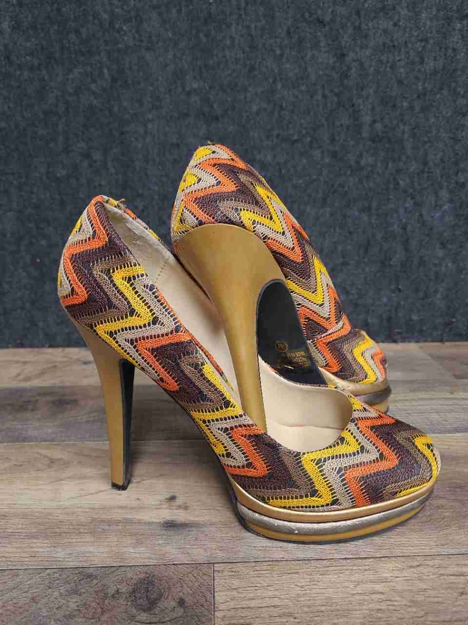 Wild Rose Olive01B Orange Multi Chevron Zig Zag Platform Pumps Women's Size 8.5