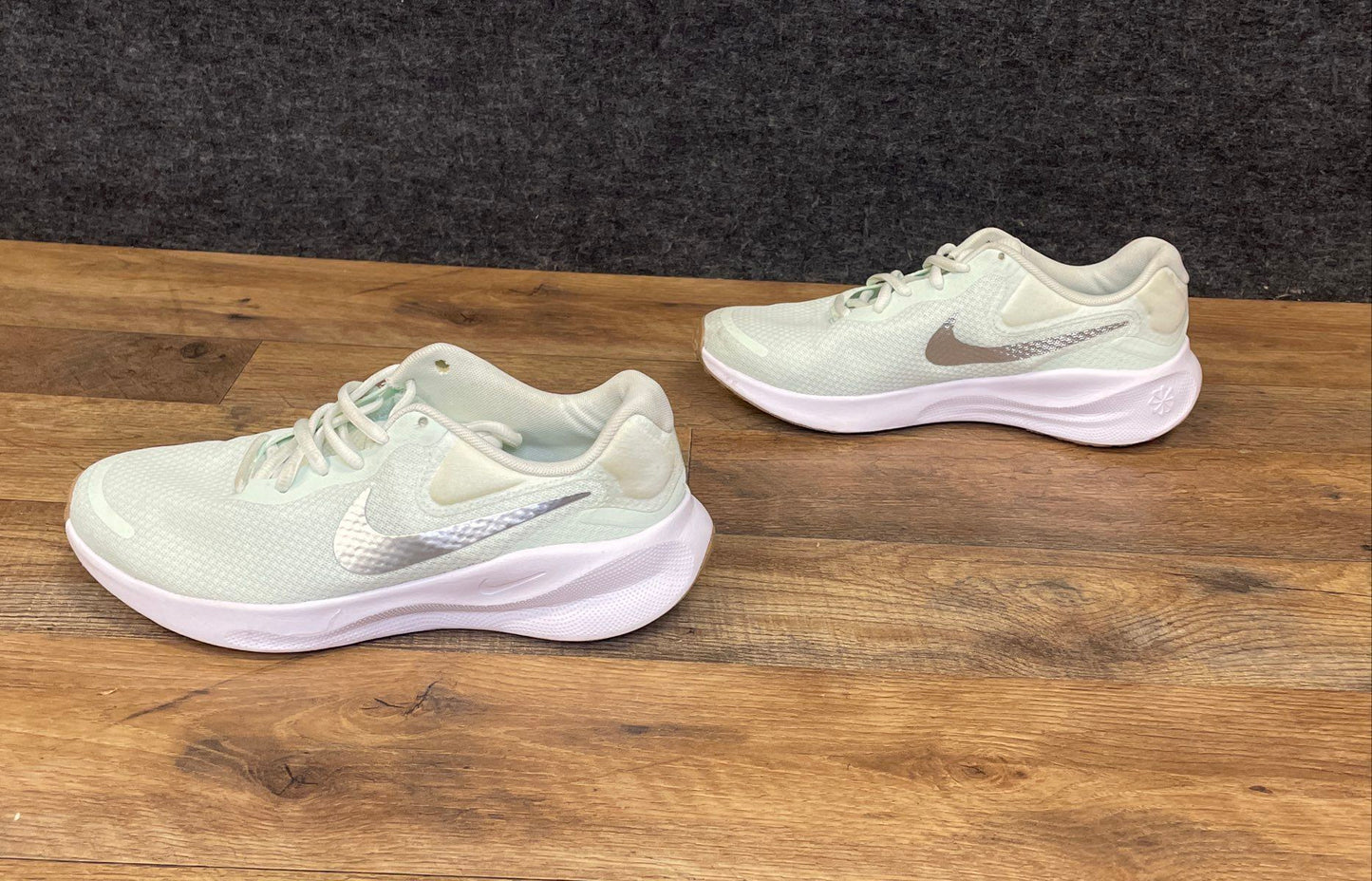 Nike Revolution 7 Barely Green Metallic Silver Women's Running Shoes Size 8