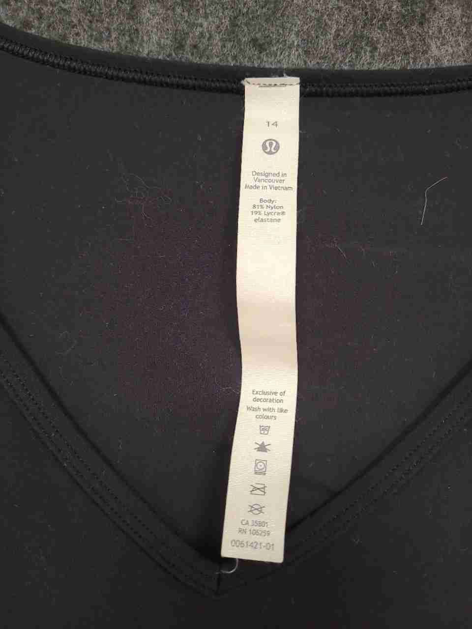 Lululemon Women's Black V-Neck Short Sleeve Cropped Training T-Shirt Sz 14