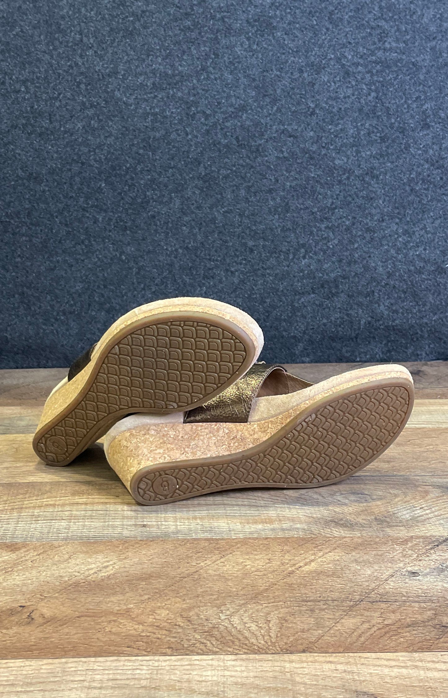 UGG Tawnie Bronze Metallic Leather Cork Wedge Thong Sandals Women's Size 8.5