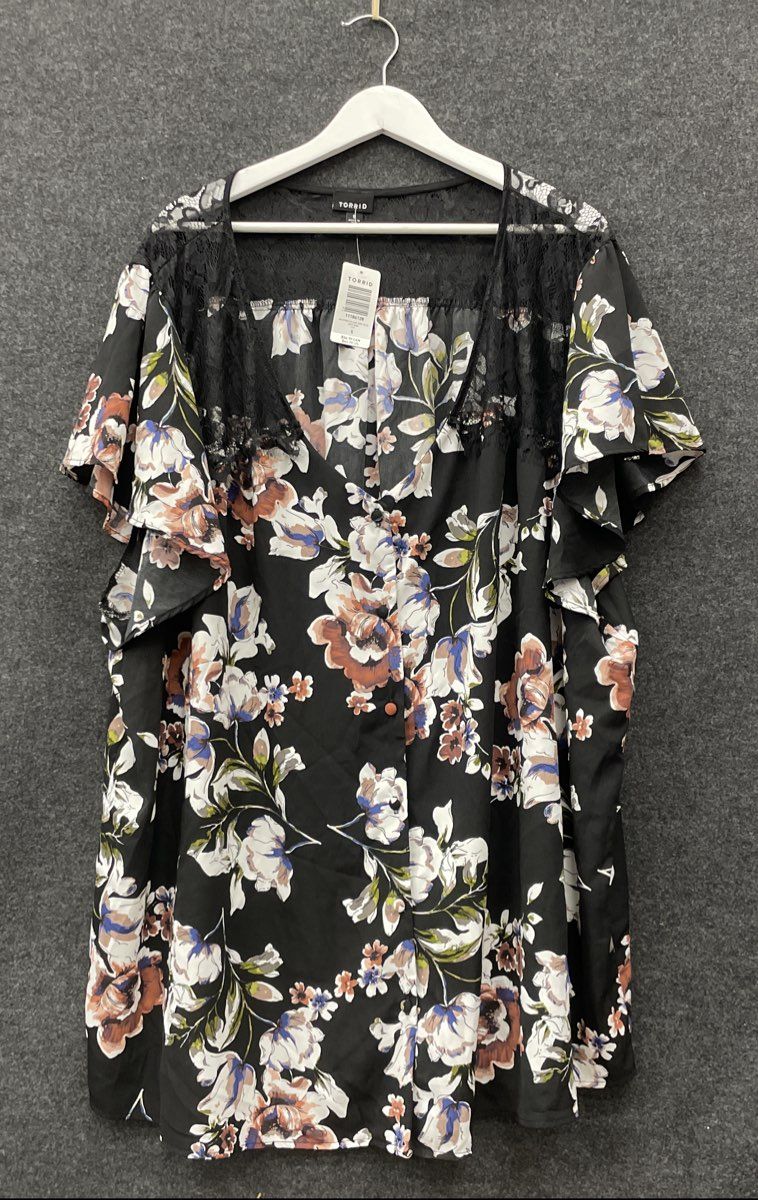 Torrid Women's Black Floral Lace Inset Flutter Sleeve Blouse NWT Sz 5