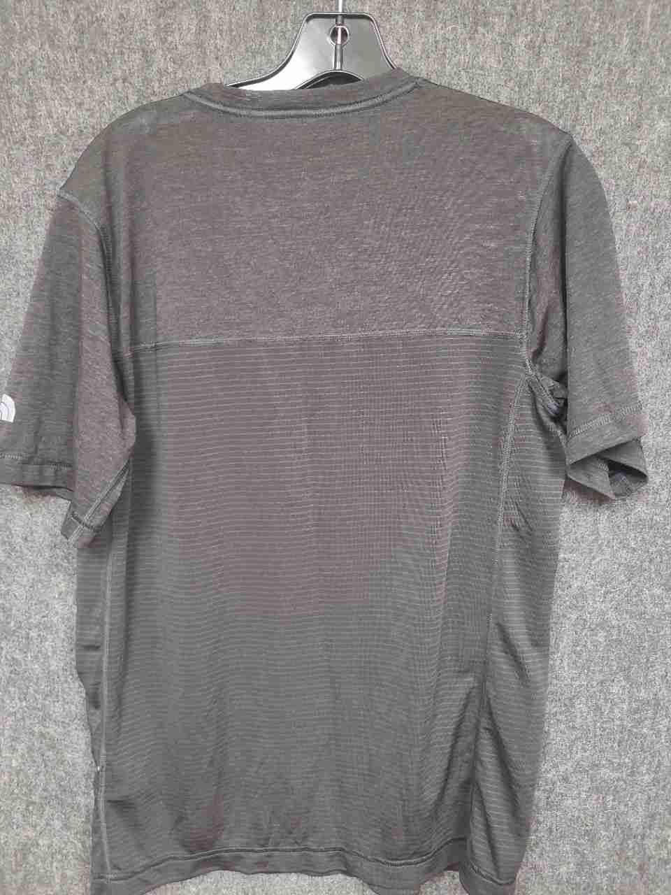 The North Face Men's Gray FlashDry Striped Short Sleeve Pocket T-Shirt Size S