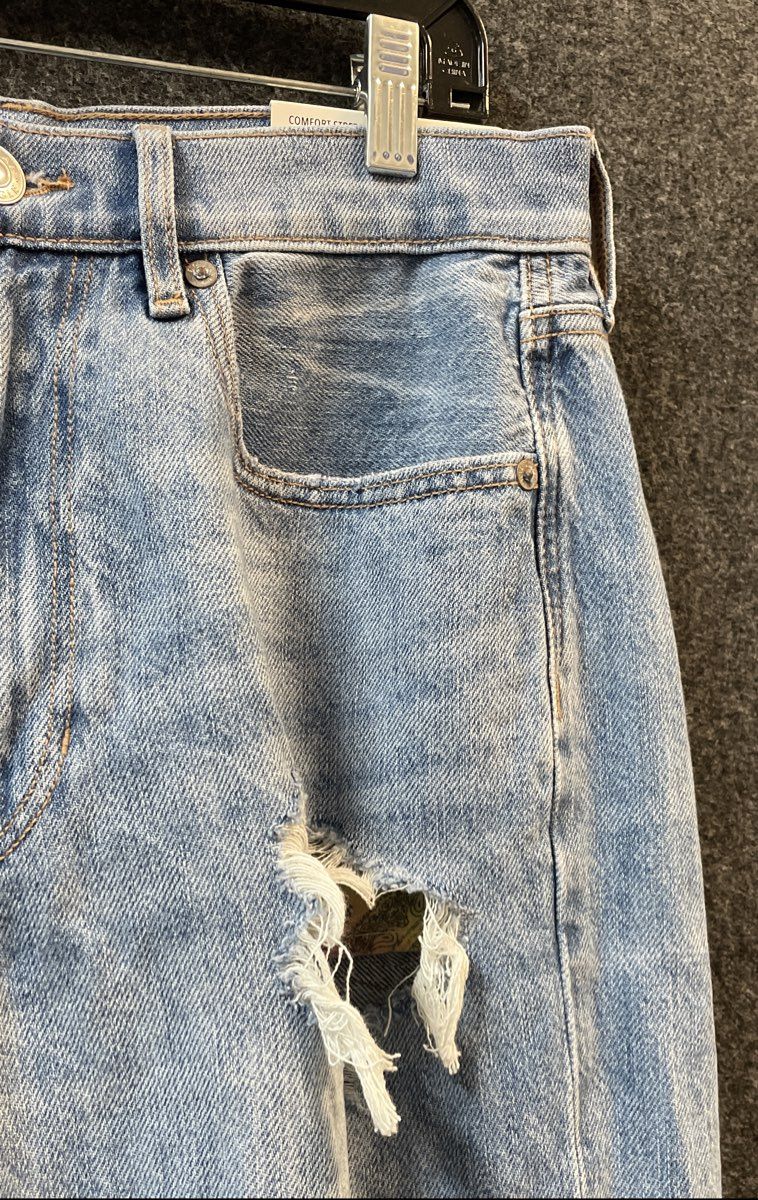 American Eagle Women's 90s Boyfriend Jeans Light Wash Distressed Sz 8 NWT