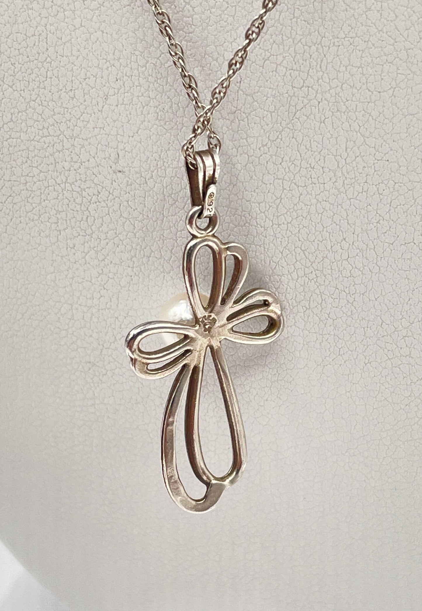925 Sterling Silver Ribbon Loop Cross W/ Faux Pearl Pendant Necklace 2.5g