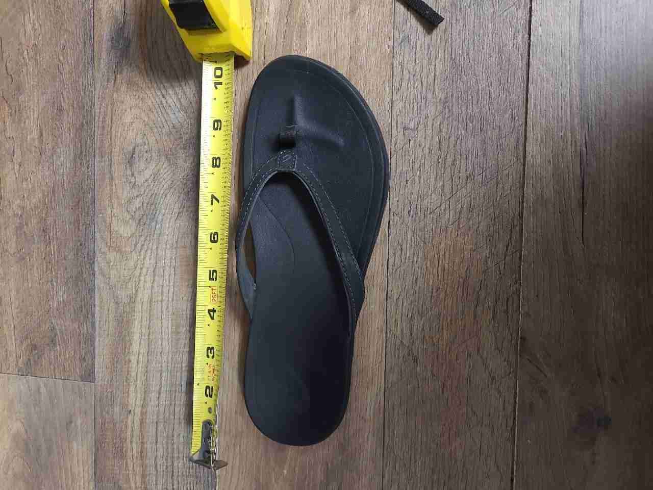 OluKai Puawe Black Flip-Flop Thong Sandals Women's Size 9.5
