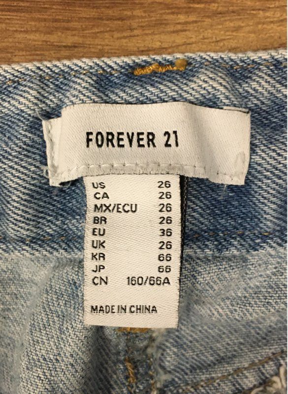 Forever 21 Women's Light Wash 90's Fit Embroidered Patch Distressed Jeans Sz 26
