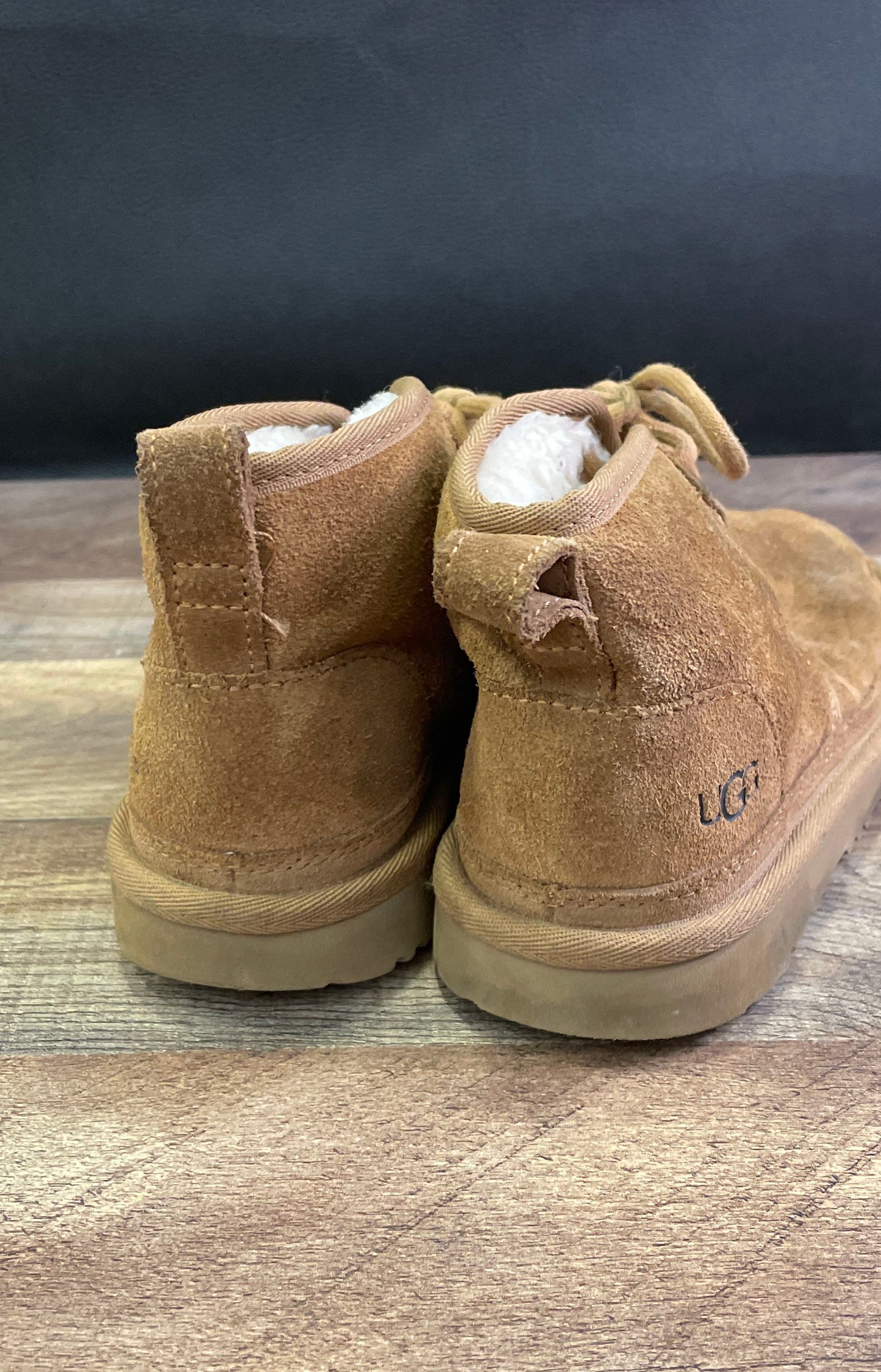 UGG Neumel II Kids Chestnut Brown Suede Sheepskin Chukka Boots Size 2