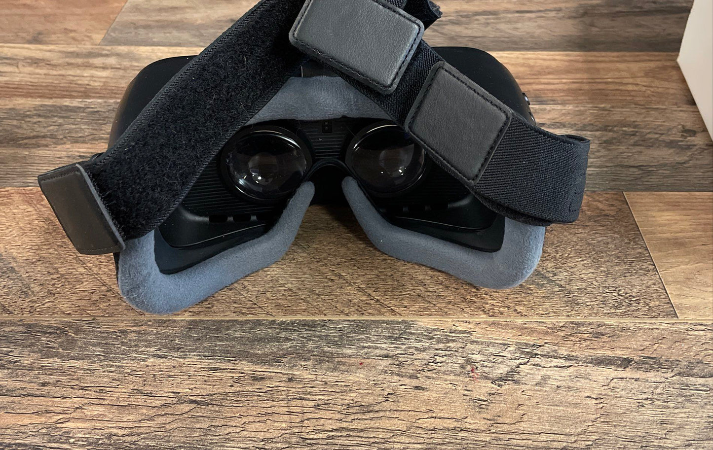 Samsung Gear VR Virtual Reality Headset Powered by Oculus with Box