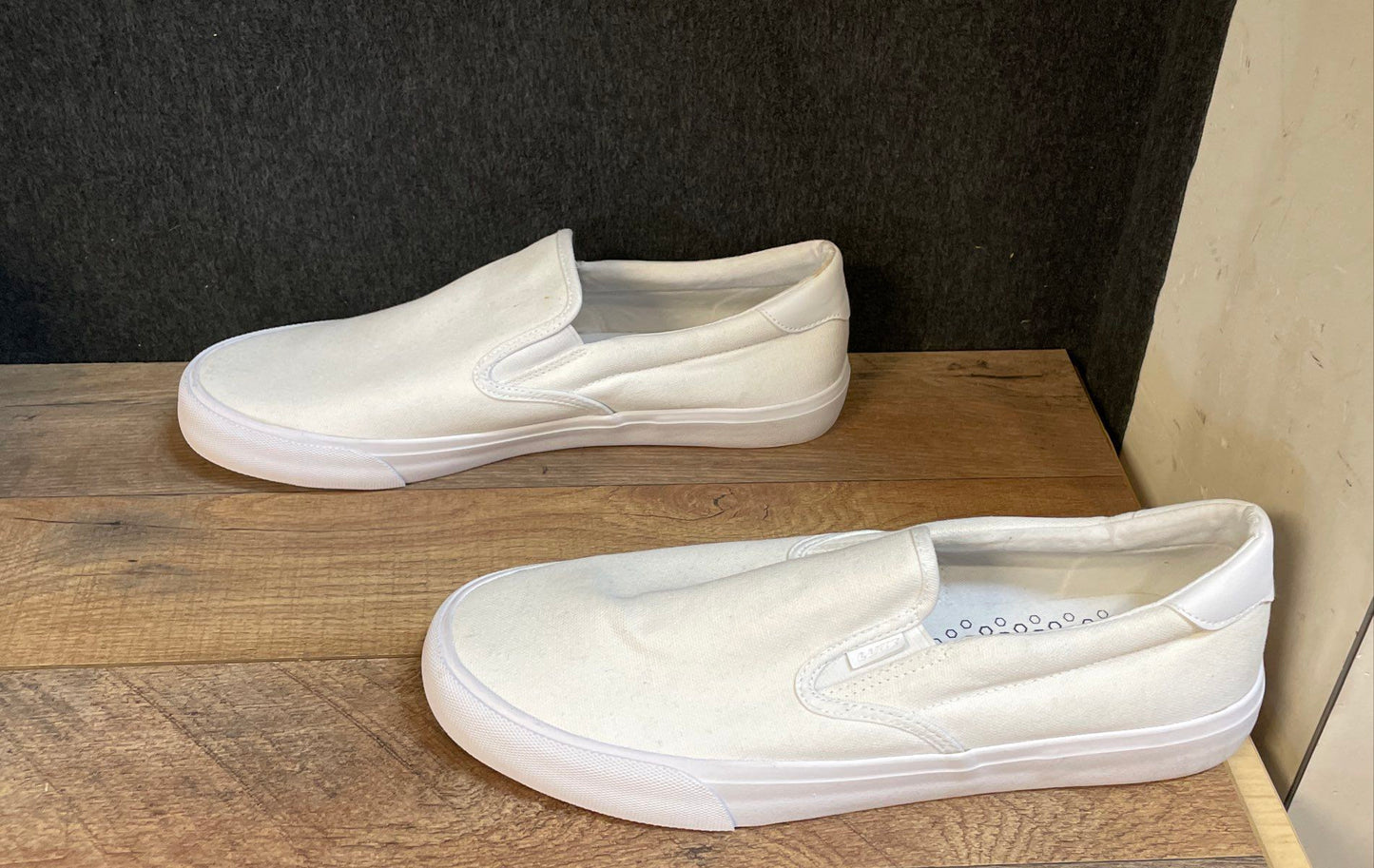 Lugz Clipper White Canvas Men's Slip On Sneakers Size 11