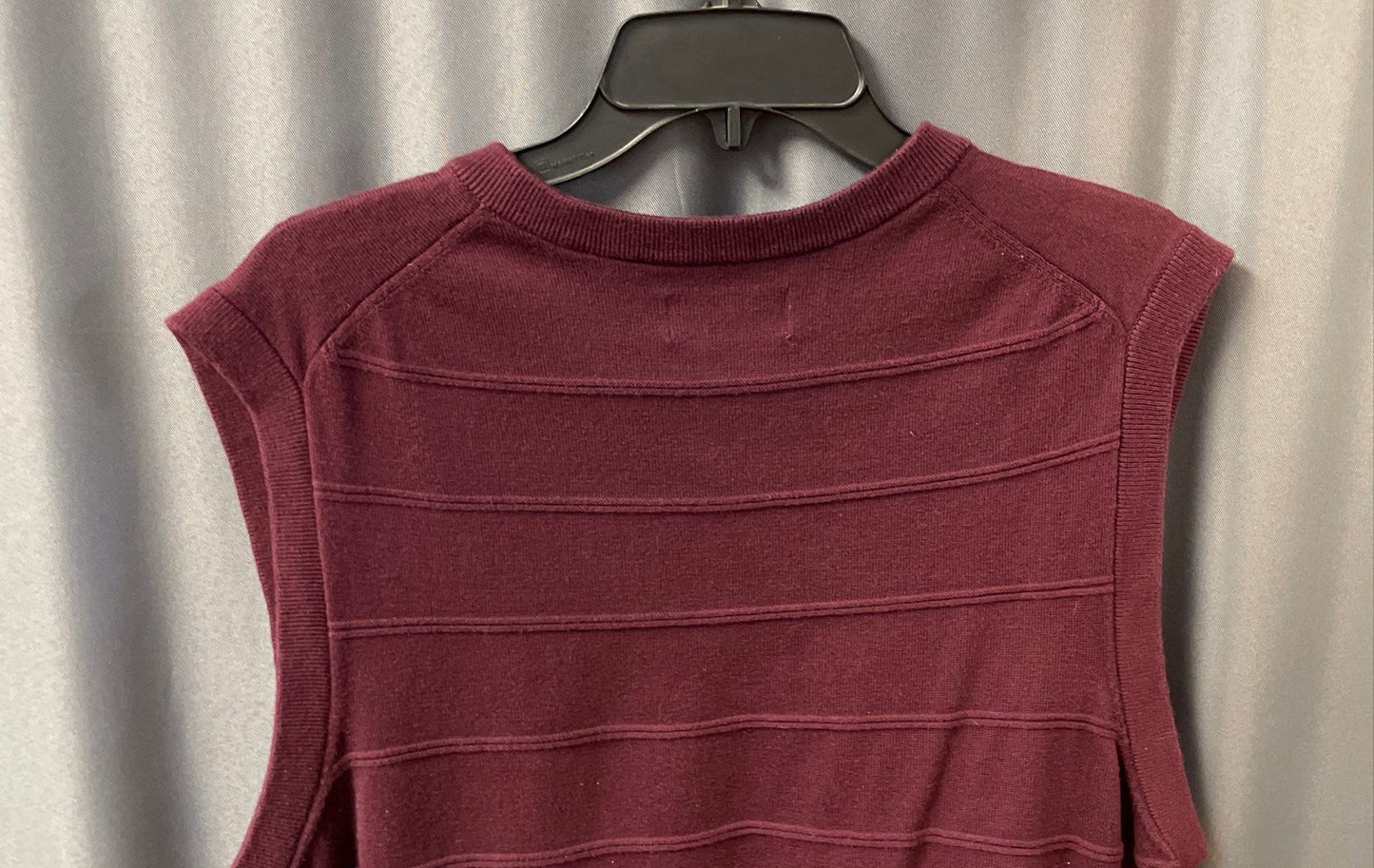 Chaps Men's V-Neck Sweater Vest Burgundy Textured Stripe Sz L