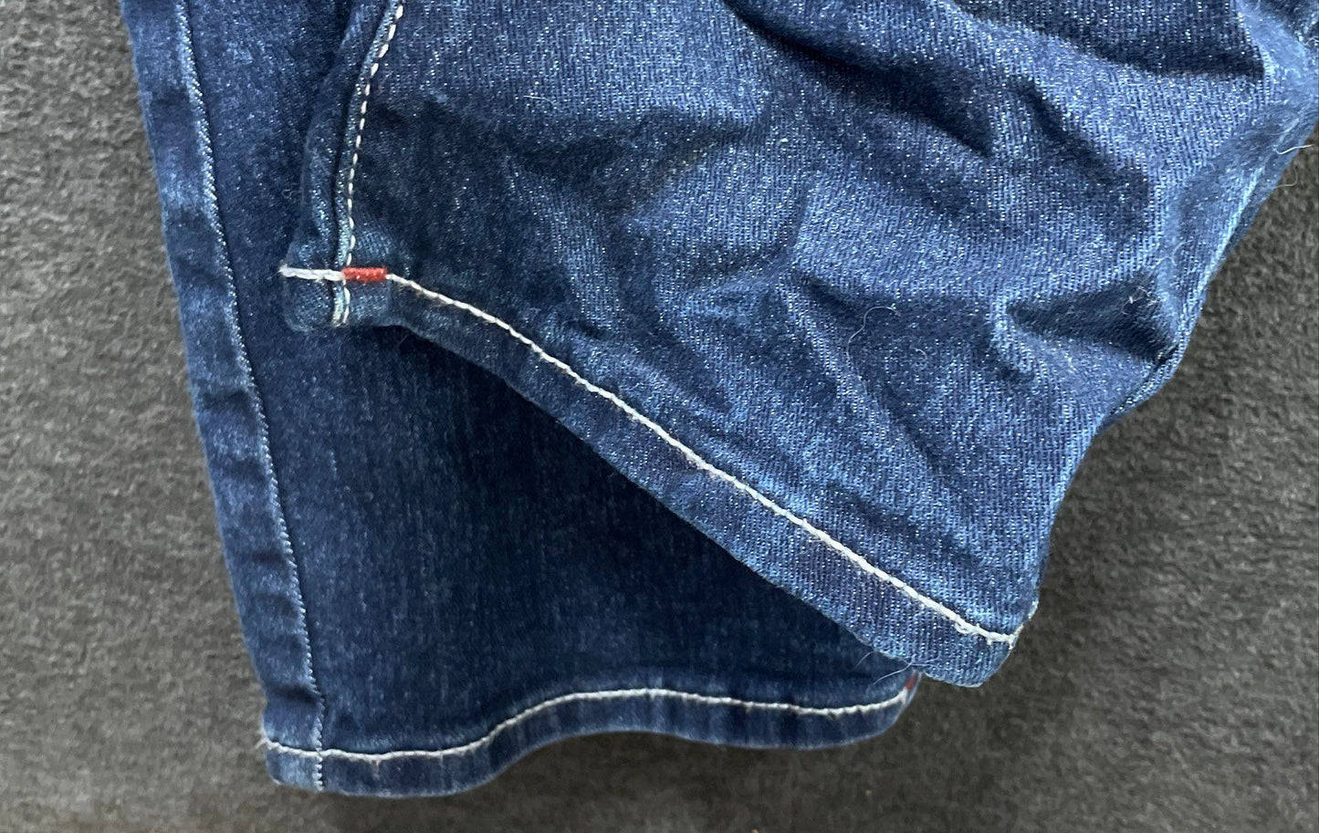 True Religion Men's Rocco Relaxed Skinny Blue Wash Red Horseshoe Stitch Jeans 34