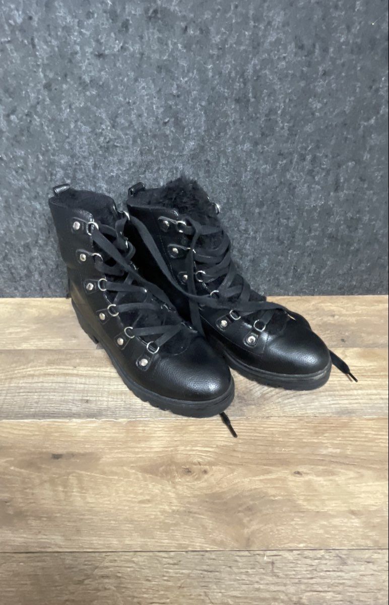Nine West Black Faux Fur Lace Up Lug Sole Combat Hiker Ankle Boots Size 8M