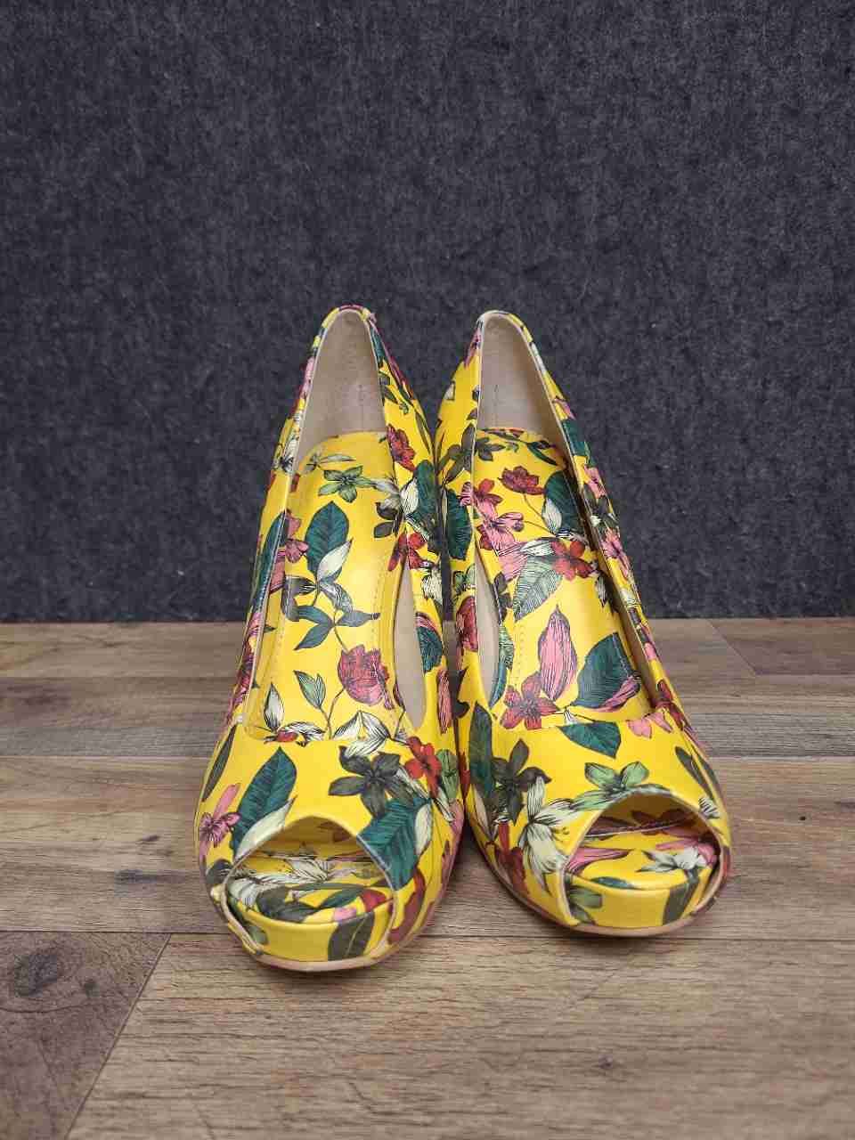 Guess Honora Yellow Floral Multi Peep Toe Platform Pumps Heels Size 10