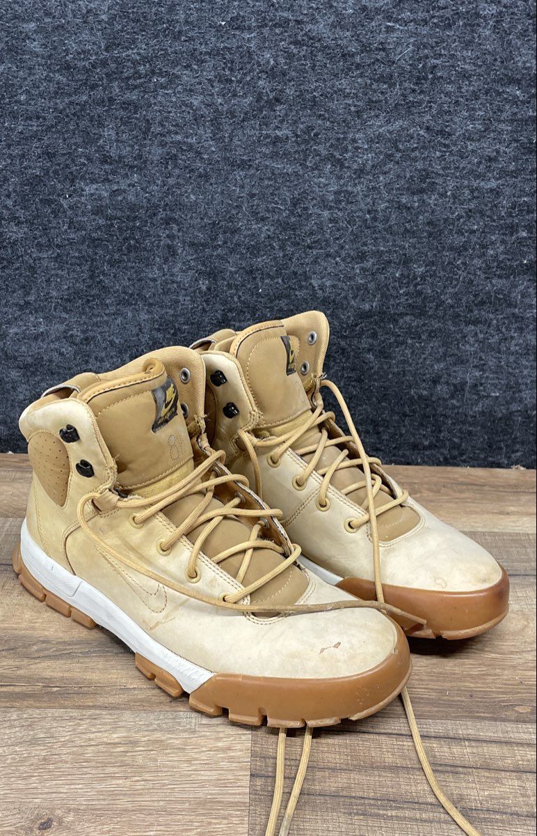 Nike Air Nevist 6 ACG Hay Beige Mid Top Sneakers Boots Men's Size 8.5