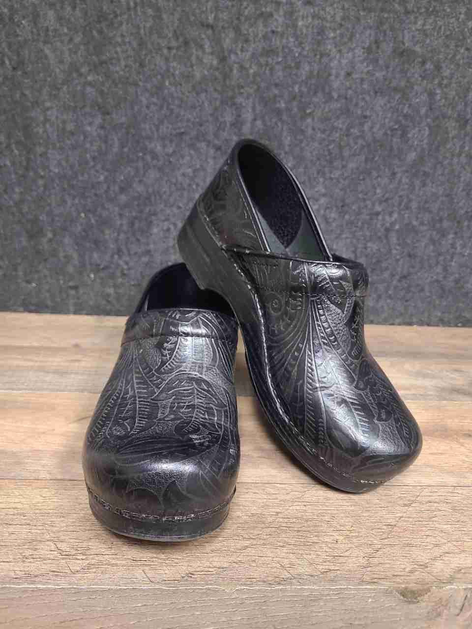 Dansko Professional Black Tooled Floral Leather Clogs Men's Size 43