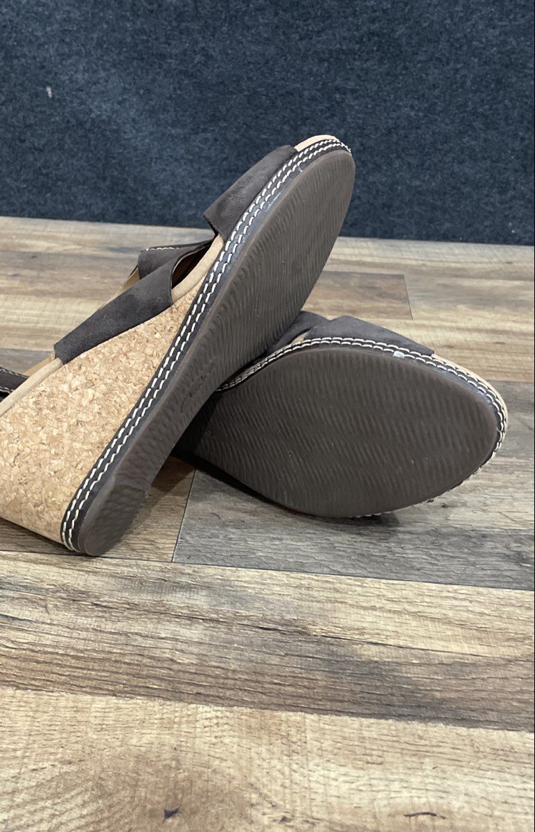 Clarks Annadel Eirwyn Dark Grey Suede Cork Wedge Sandals Women's Size 10
