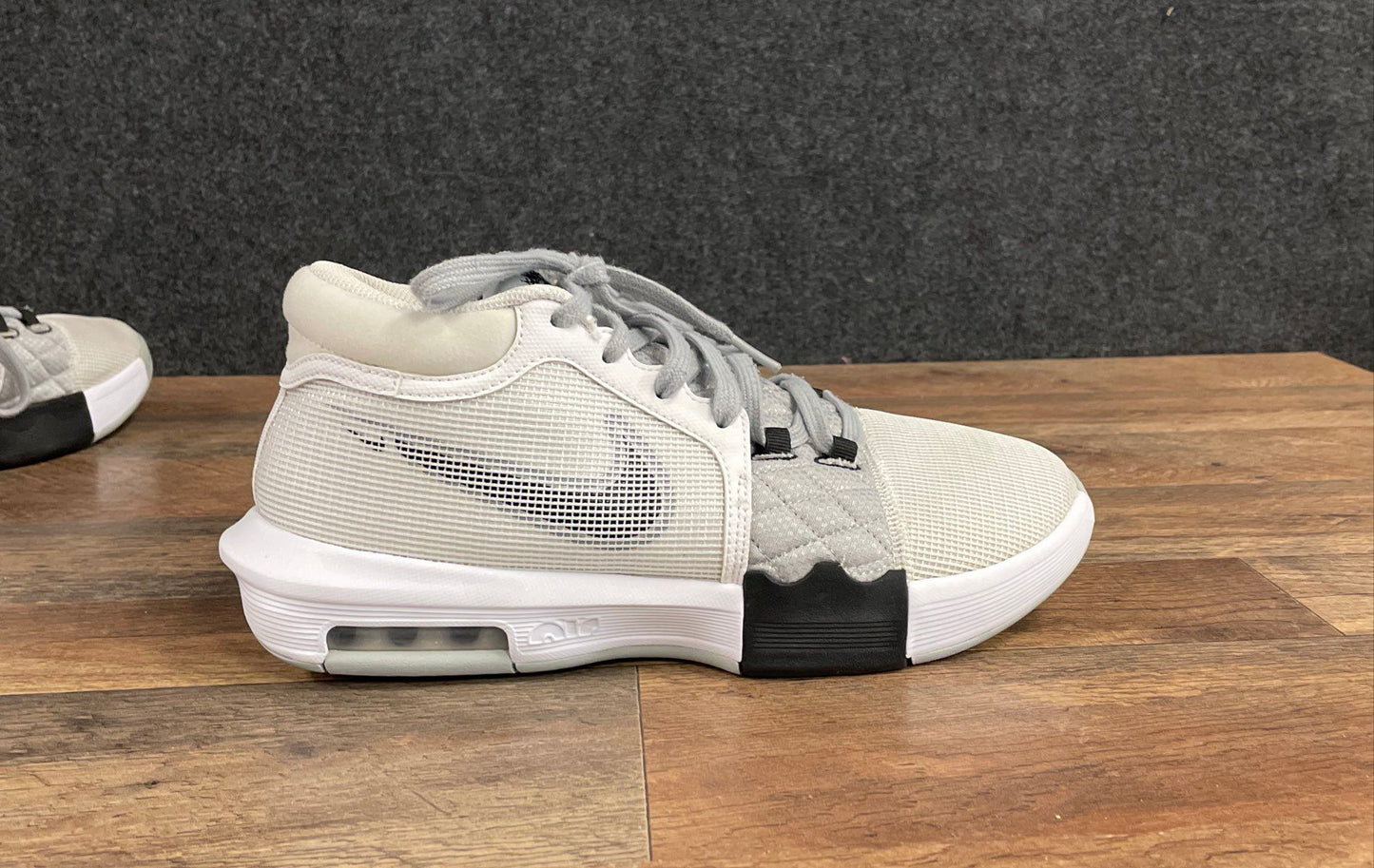 Nike LeBron Witness 8 White Black Silver Basketball Shoes Men's Size 9.5