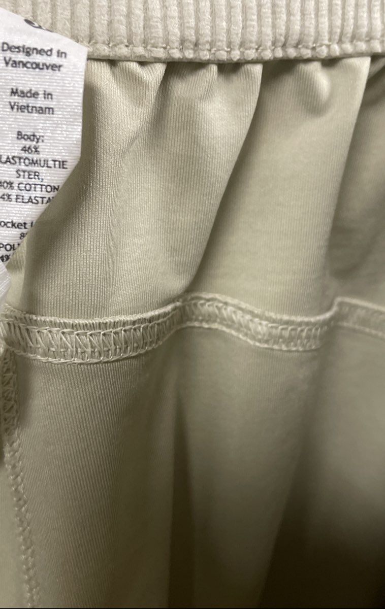 Lululemon Women's Cream Utilitech High-Rise Cargo Pants Tapered Leg Sz 25