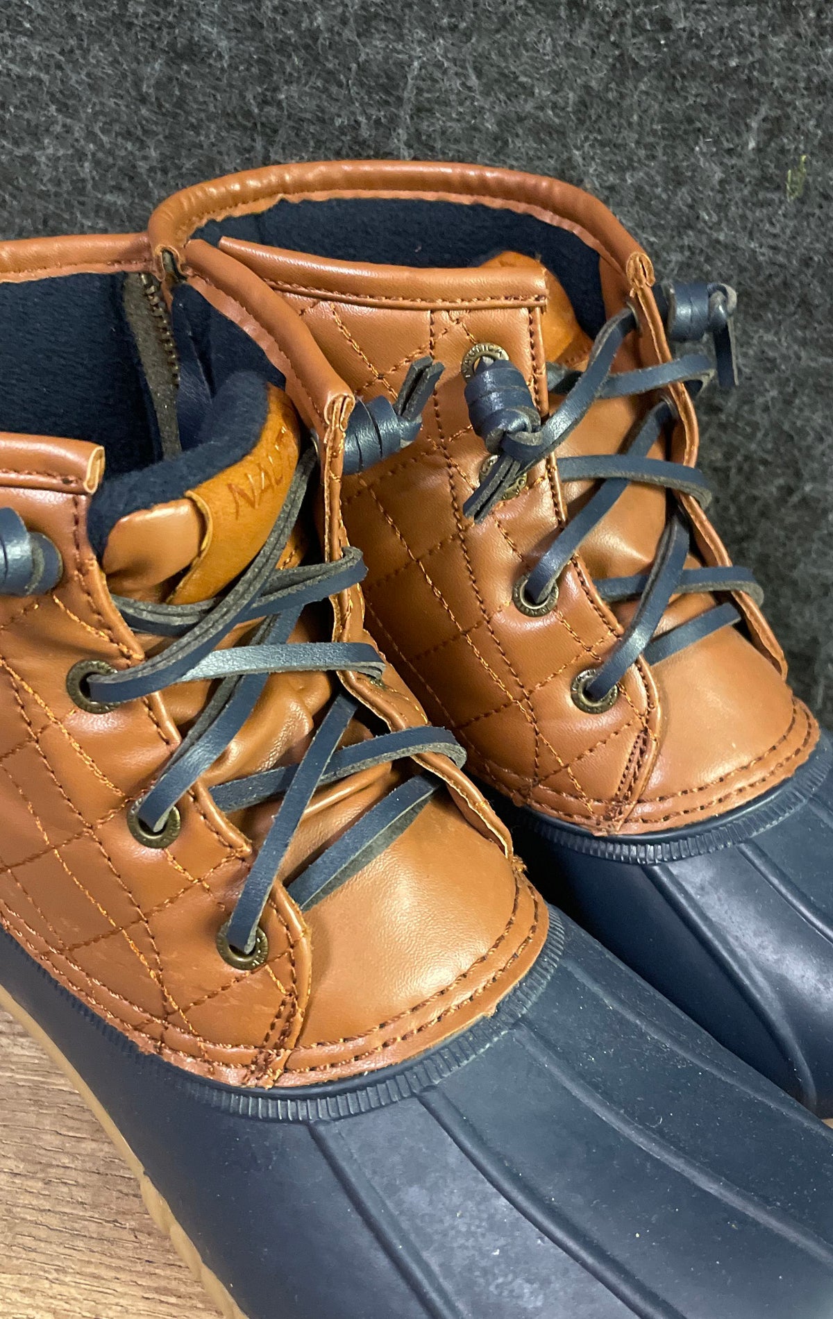 Nautica Dorsay Navy Brown Quilted Duck Boots Women's Size 6