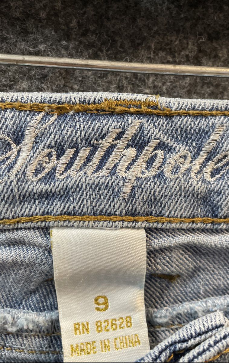 Vintage Y2K Southpole Women's Light Wash Embroidered Capri Jeans Blue Sz 9