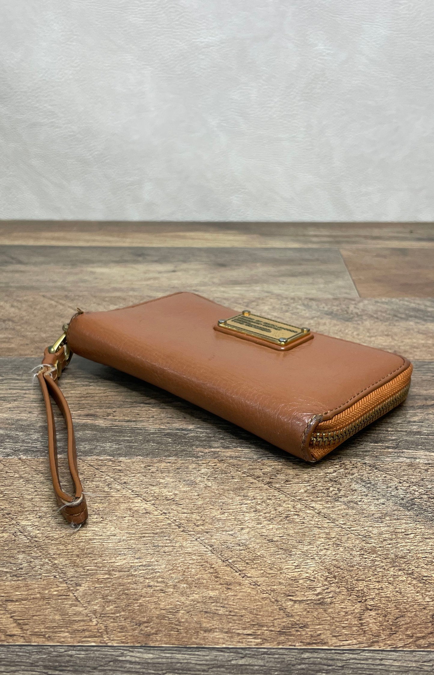 Marc by Marc Jacobs Brown Leather Standard Supply Zip Around Wristlet Wallet COA
