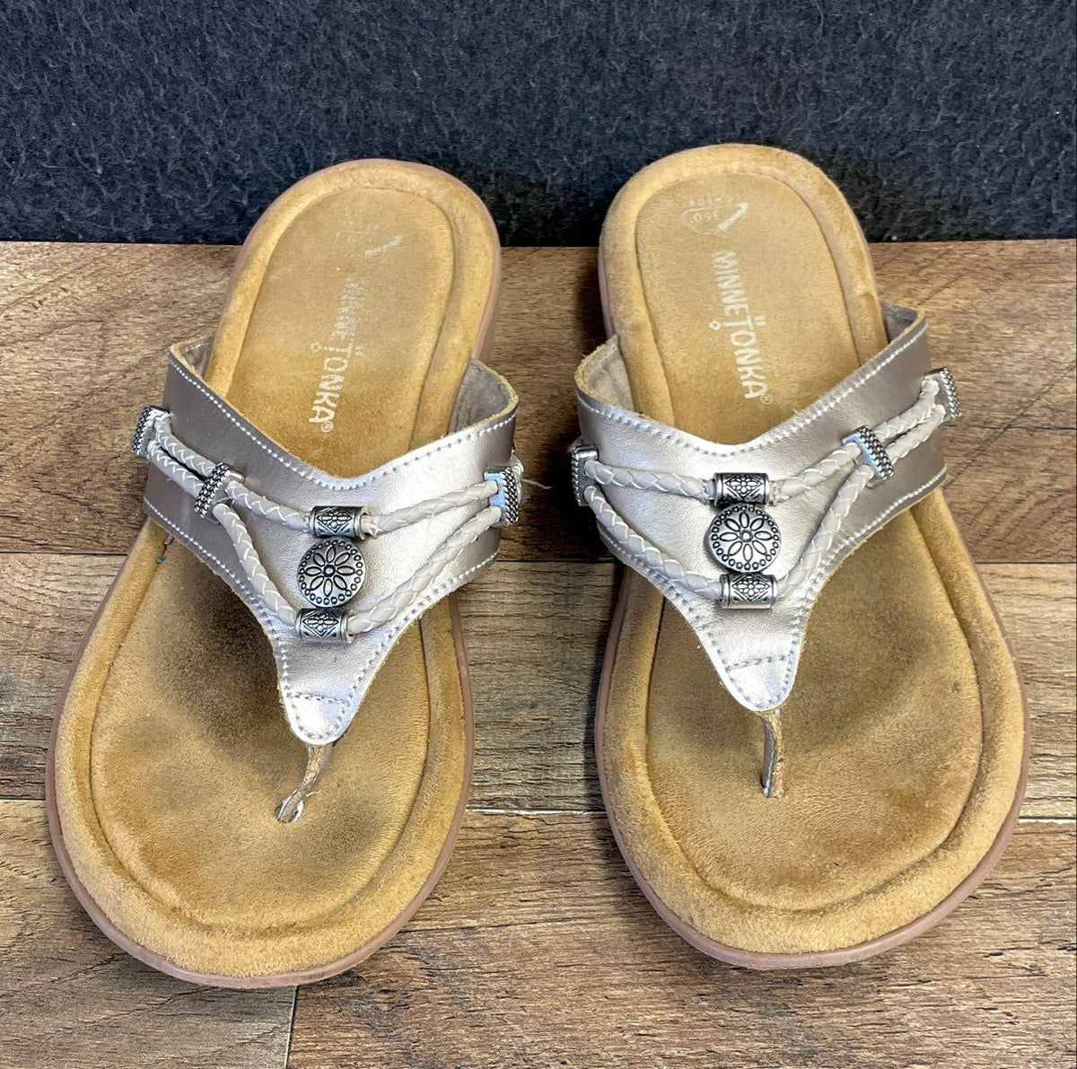 Minnetonka Silverthorne Metallic Champagne Leather Medallion Sandal Size 8M
