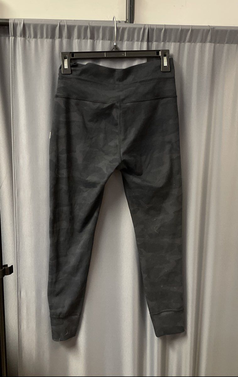 Vuori Women's Daily Legging Black Camo Drawstring Cuffed Logo Sz M