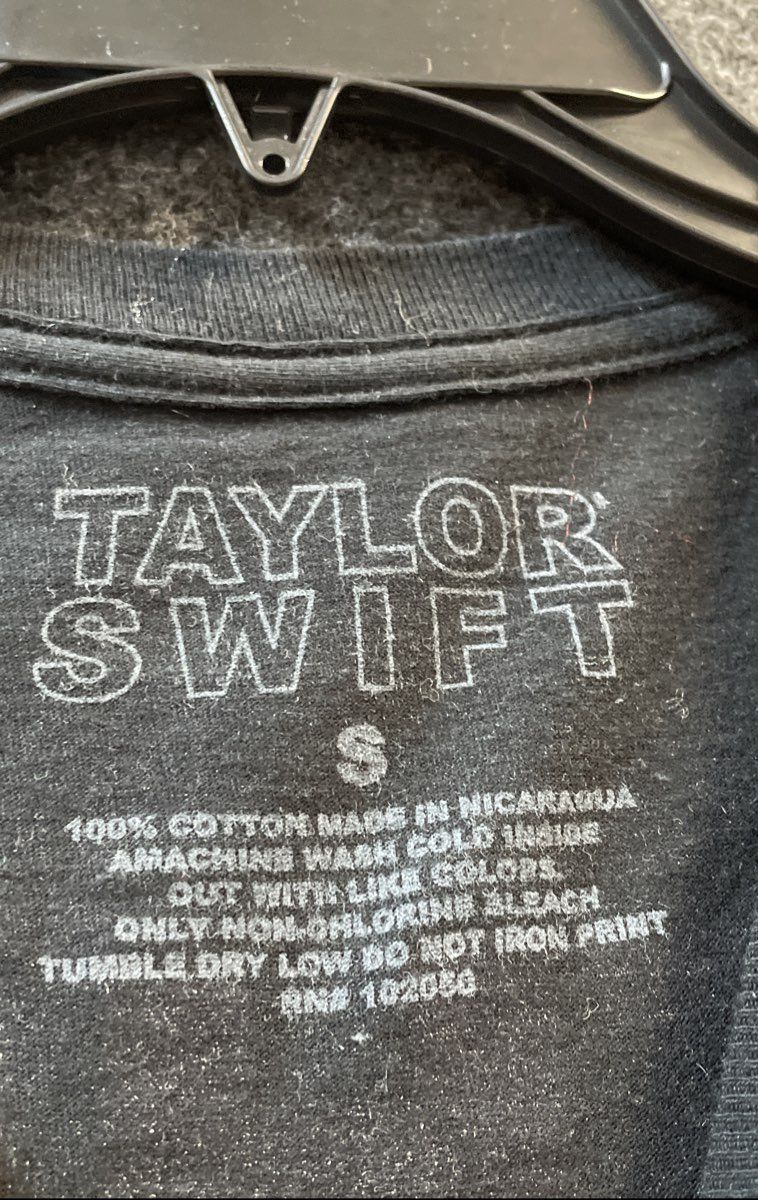 Taylor Swift Women's The Lover Album Black Graphic T-Shirt Tracklist Sz Small