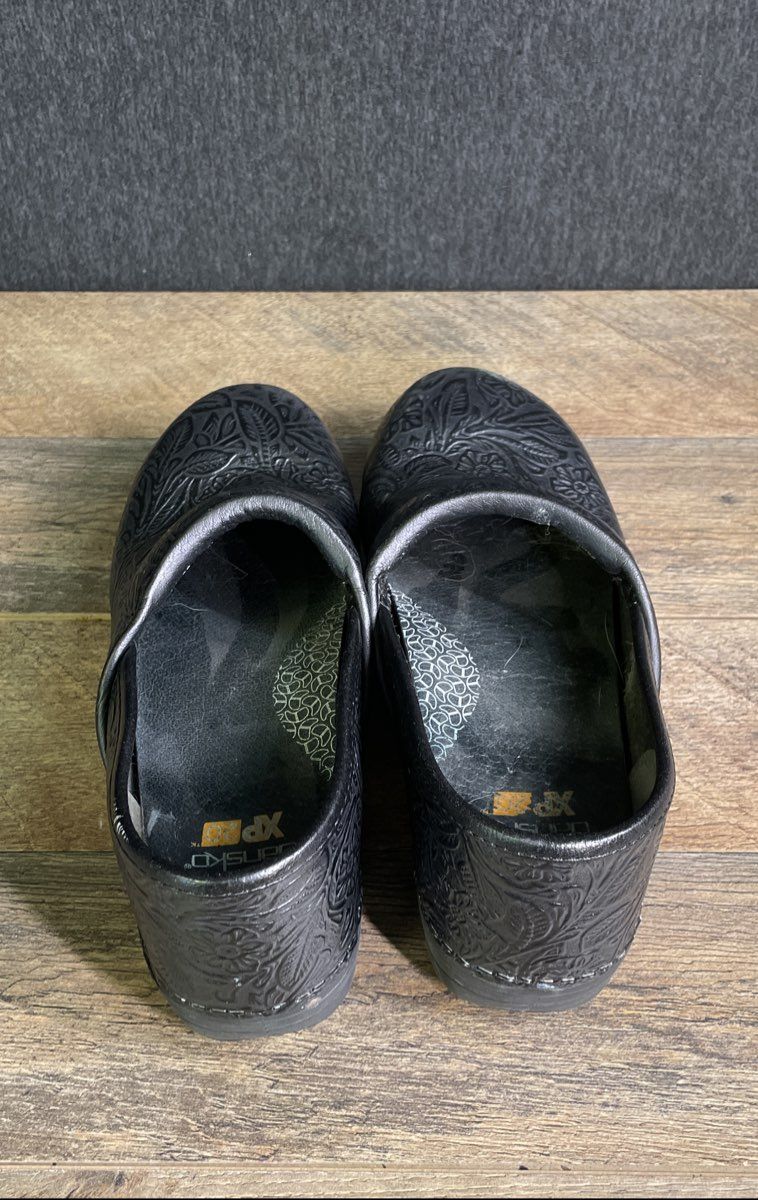 Dansko XP 2.0 Black Tooled Embossed Leather Clogs Comfort Shoes Size EU 38