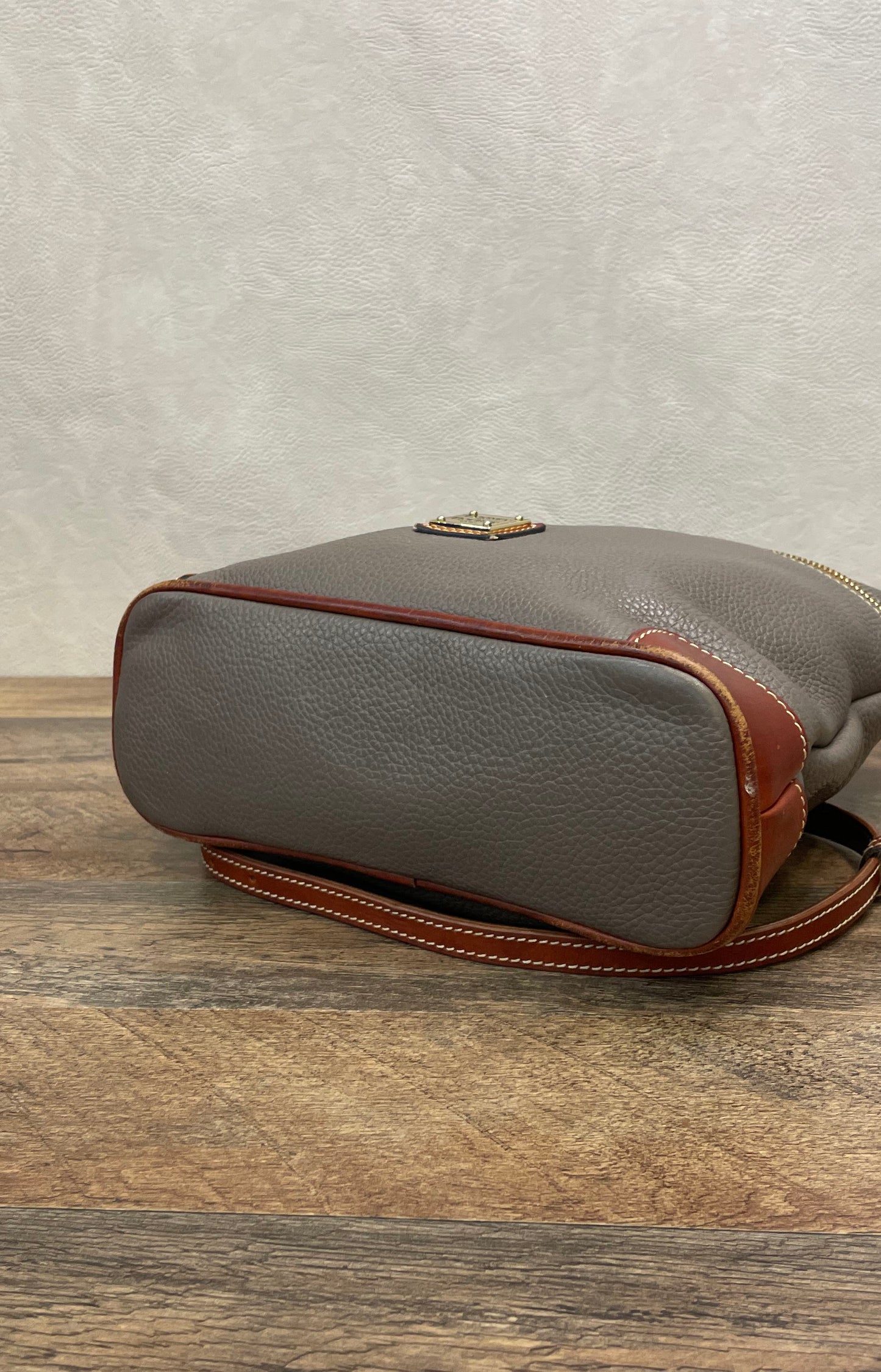 Dooney & Bourke Grey Pebbled Leather Crossbody Shoulder Bag Tan Trim Gold HW