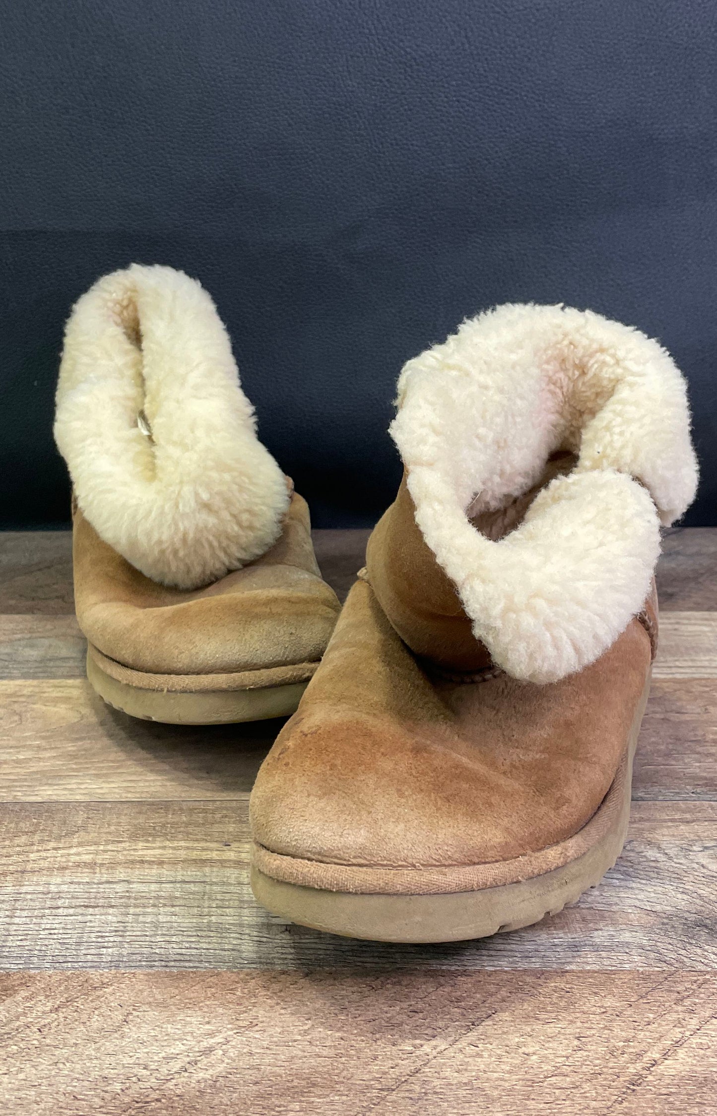 UGG Bailey Button 5803 Chestnut Sheepskin Suede Boots Women's Size 9