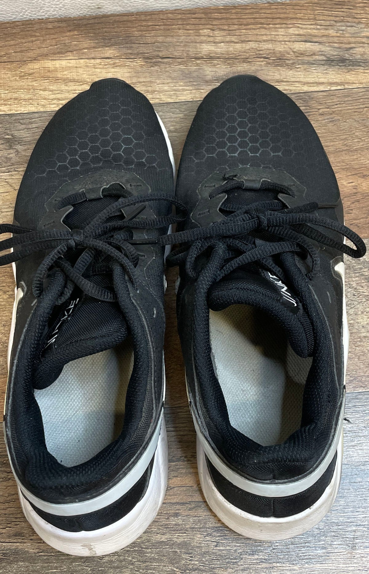 Nike Legend Essential 2 Men's Training Shoes Black White Gym Size 10