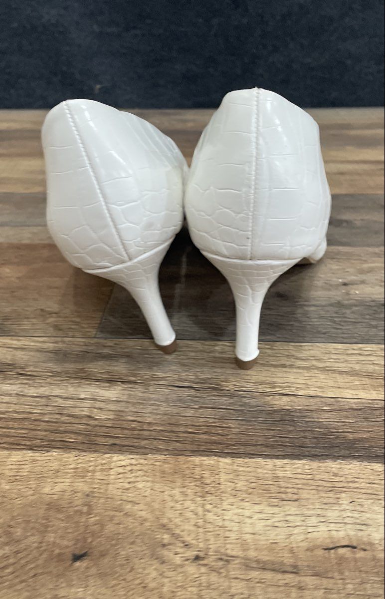 Tahari Sofiya White Croc Embossed Pointed Toe Kitten Heel Pumps Women's Size 7