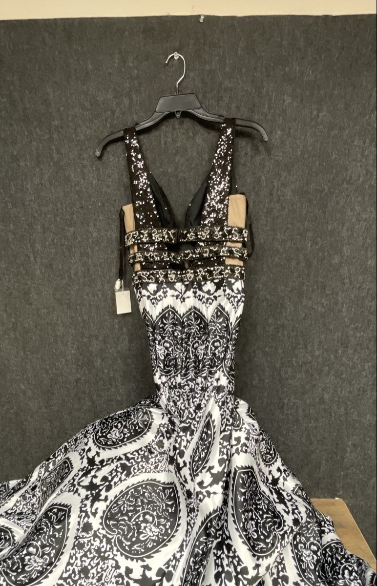 Colors Dress Women's Black White Paisley Sequin Beaded Mermaid Gown NWT Sz 0