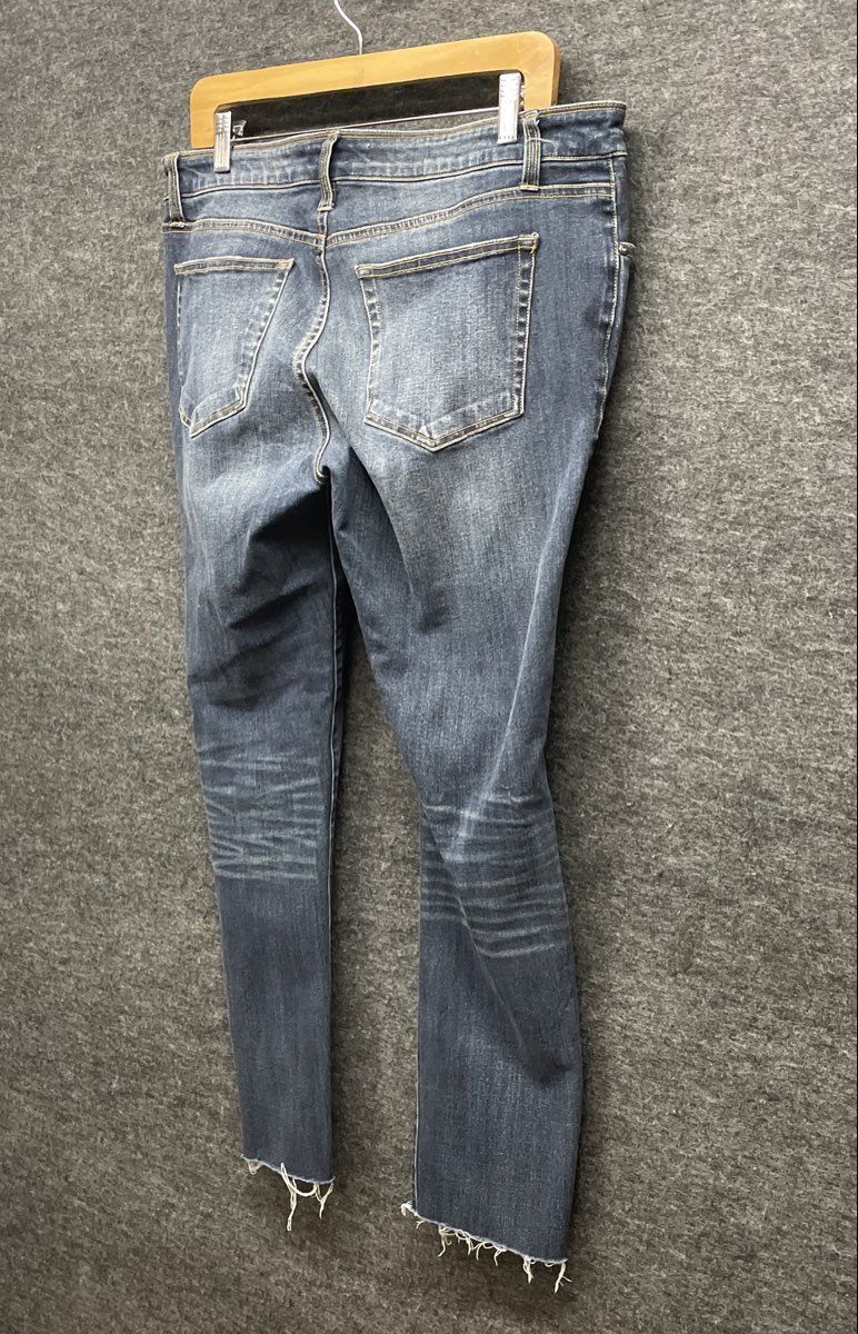 Daytrip Women's Blue Distressed Frayed Hem Jeans Sz 33 NWT