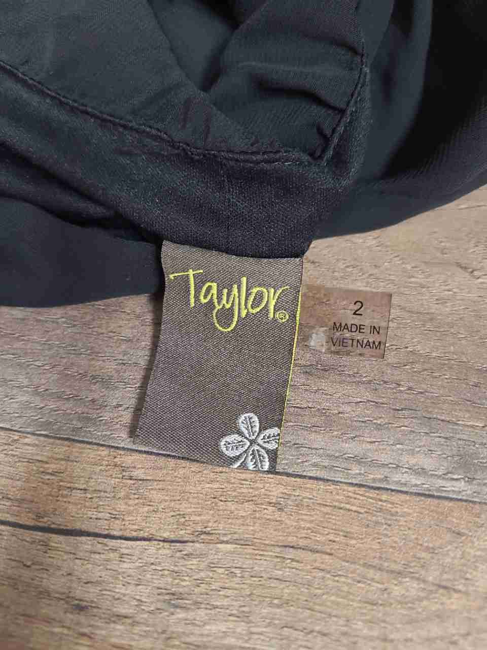 Taylor Women's Black Pleated Smocked Waist V-Neck Long Sleeve Dress Sz 2