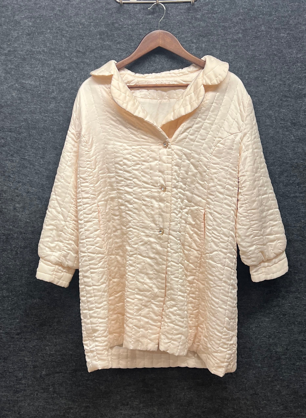 Vintage 70s Women's Peach Quilted Button Up Bed Jacket Robe Textured