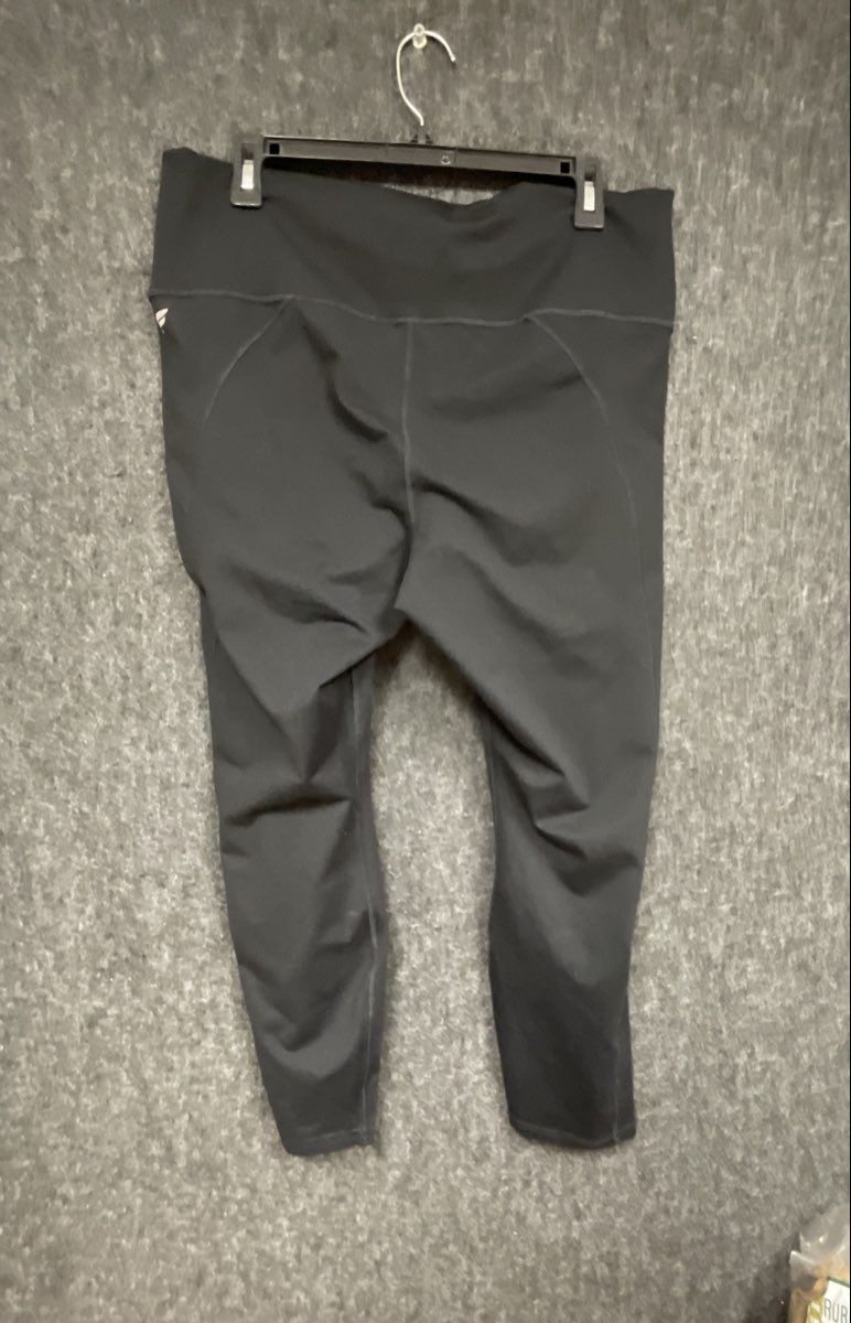 Fabletics Women's PowerHold High Waist Black Capri Leggings Size M