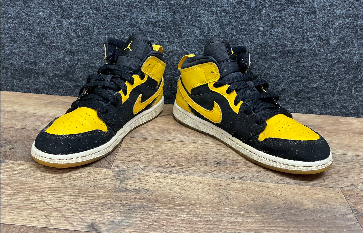 Nike Air Jordan 1 Mid New Love Black Varsity Maize GS Youth Size 3Y