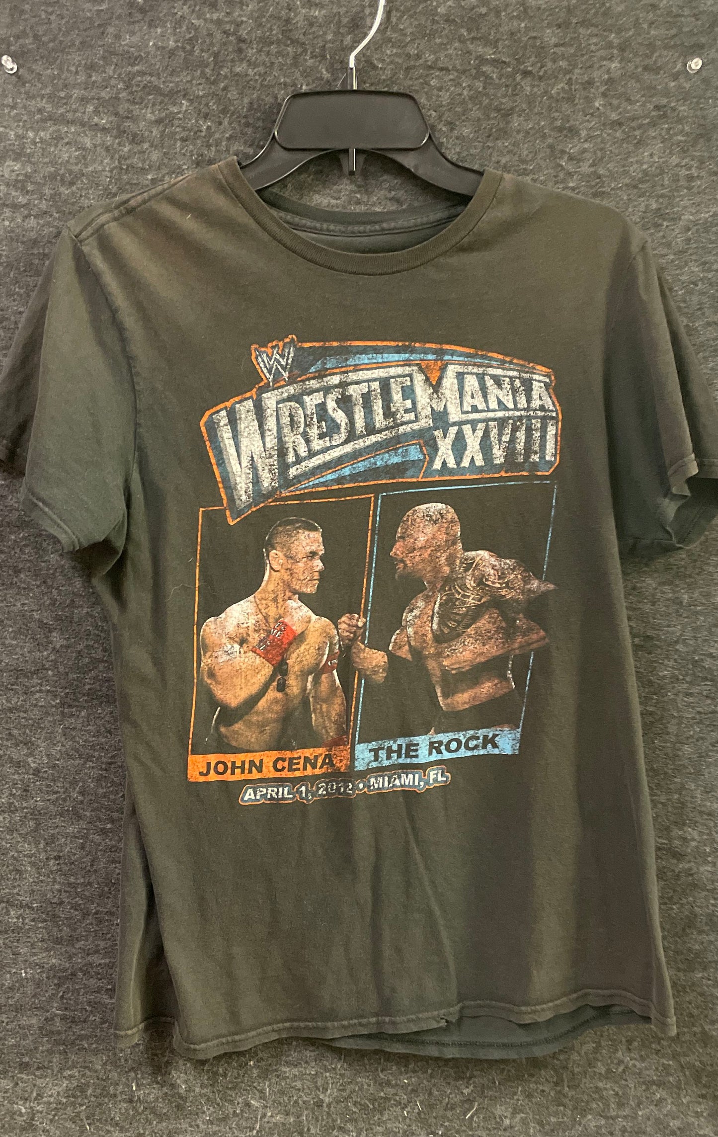 WWE WrestleMania XXVIII 2012 Miami John Cena vs The Rock T-Shirt Sz M