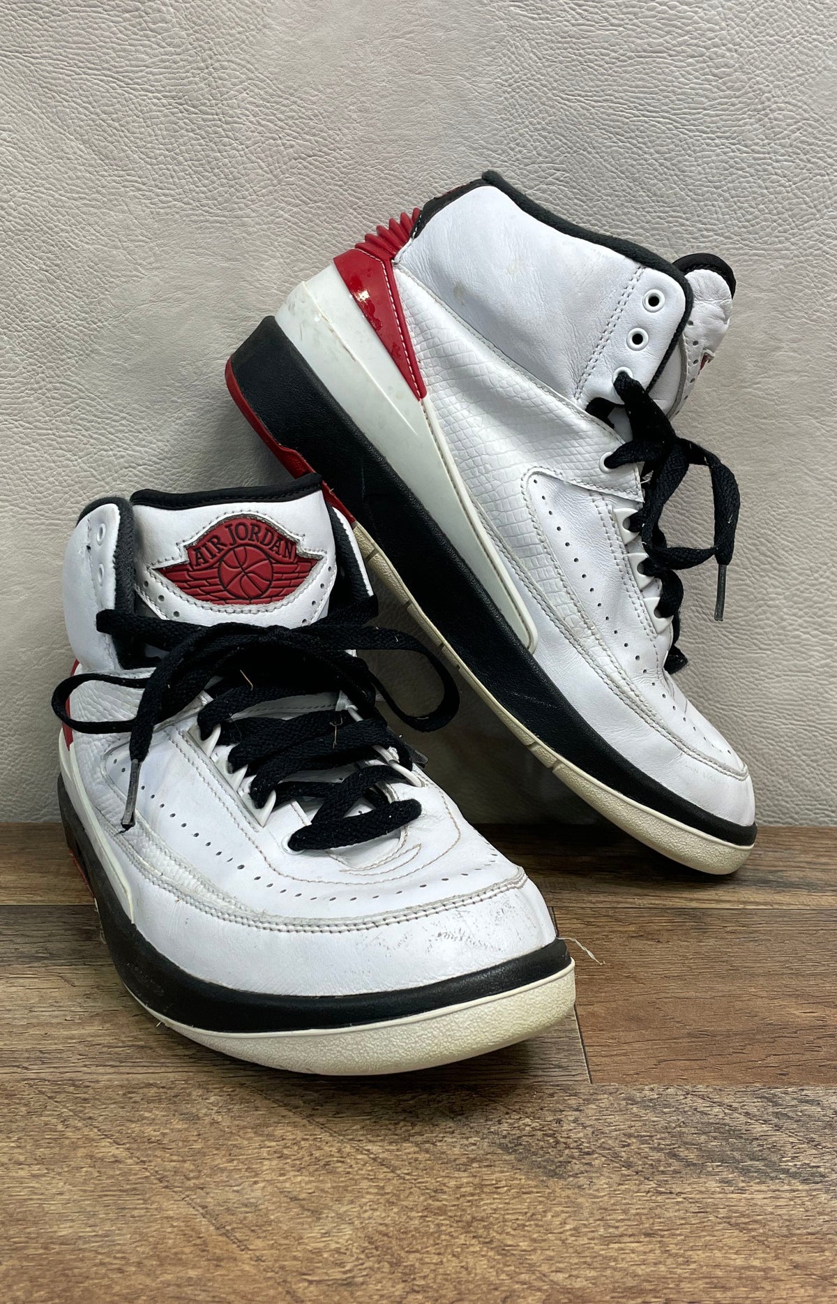 Air Jordan 2 Retro High Chicago White Black Red Sneakers Size 9