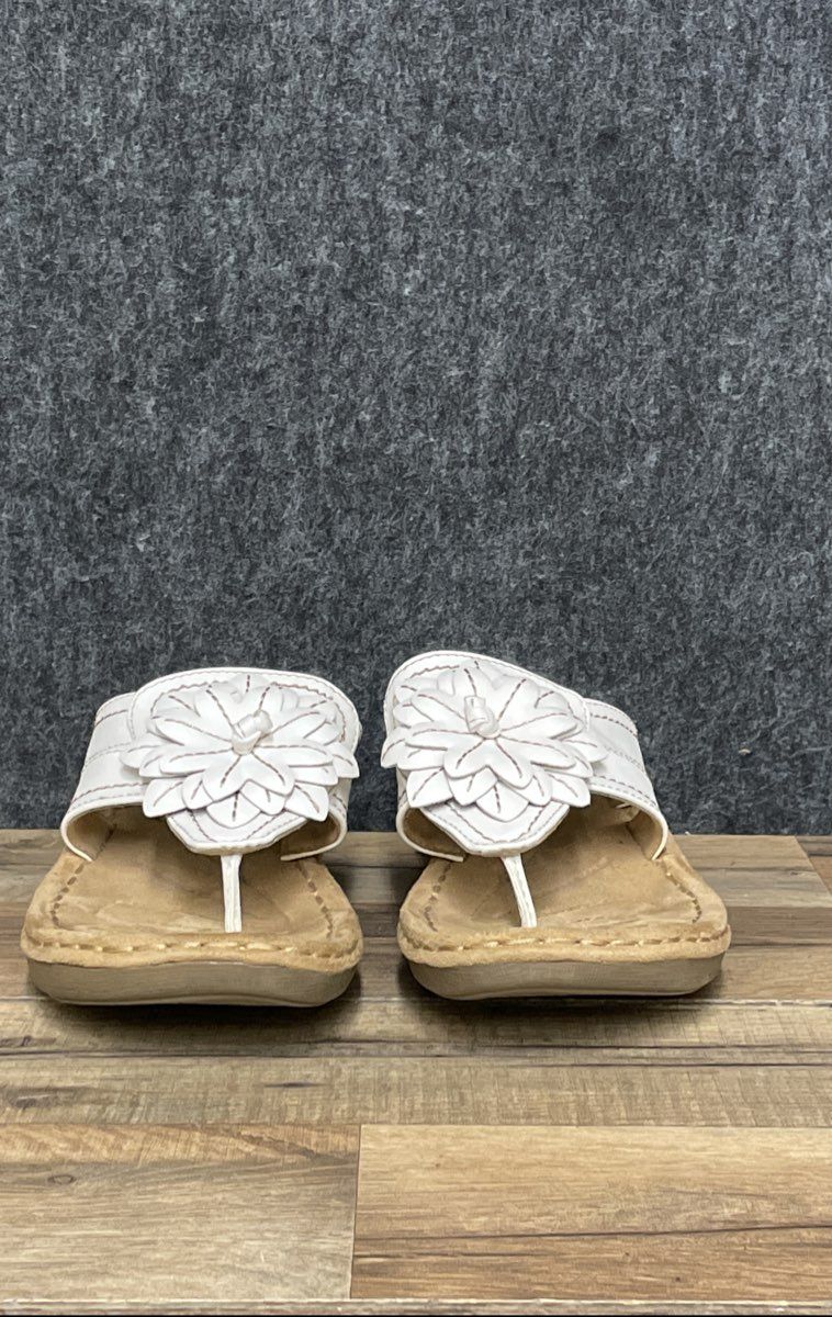 Cliffs by White Mountain Cynthia White Floral Wedge Thong Sandals Size 8 M