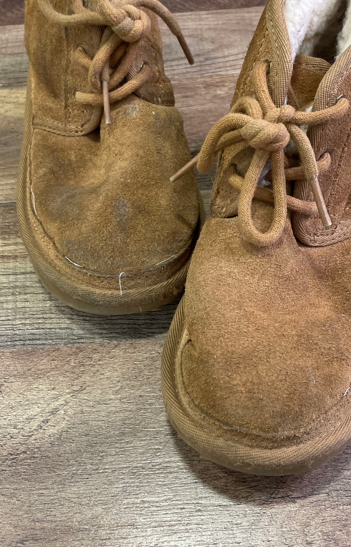 UGG Neumel II Kids Chestnut Brown Suede Sheepskin Chukka Boots Size 2