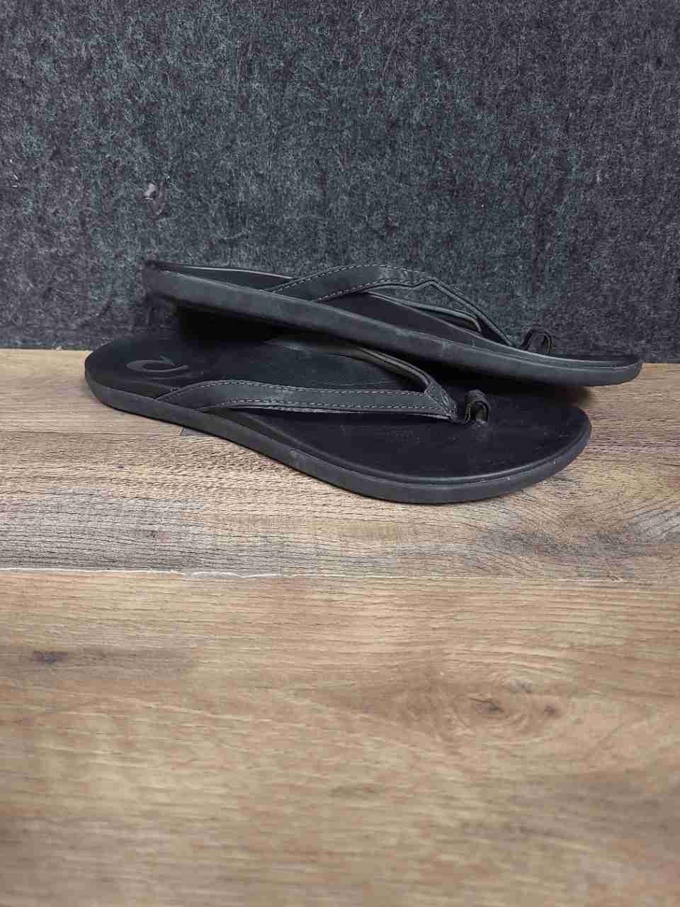 OluKai Puawe Black Flip-Flop Thong Sandals Women's Size 9.5